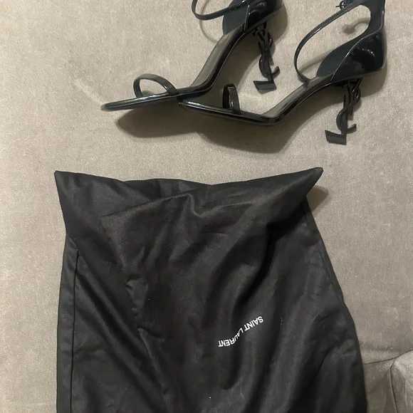 Yves Saint Laurent Black Patent Heels with Iconic Logo - Picture 6 of 7